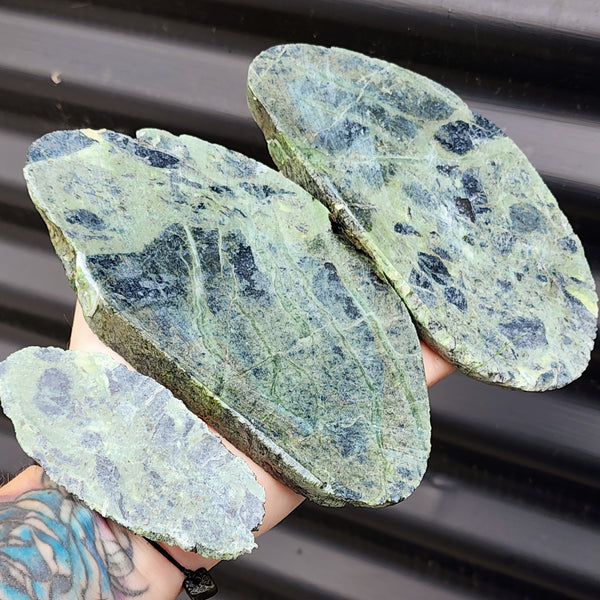 1kg Raw New Zealand Greenstone / Pounamu Carving Slices (R14B170)