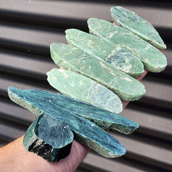 1kg Raw New Zealand Greenstone / Pounamu Carving Slices (R14B192)