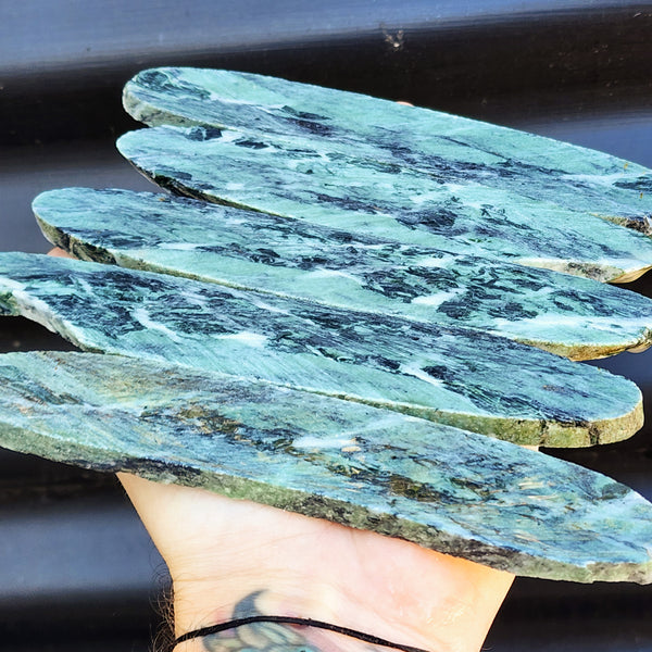 500g Raw New Zealand Greenstone / Pounamu Carving Slices (R14B23)