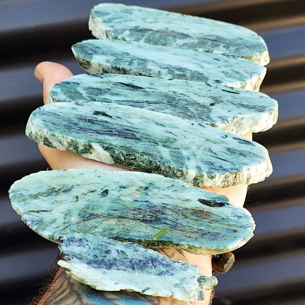 500g Raw New Zealand Greenstone / Pounamu Carving Slices (R14B35)