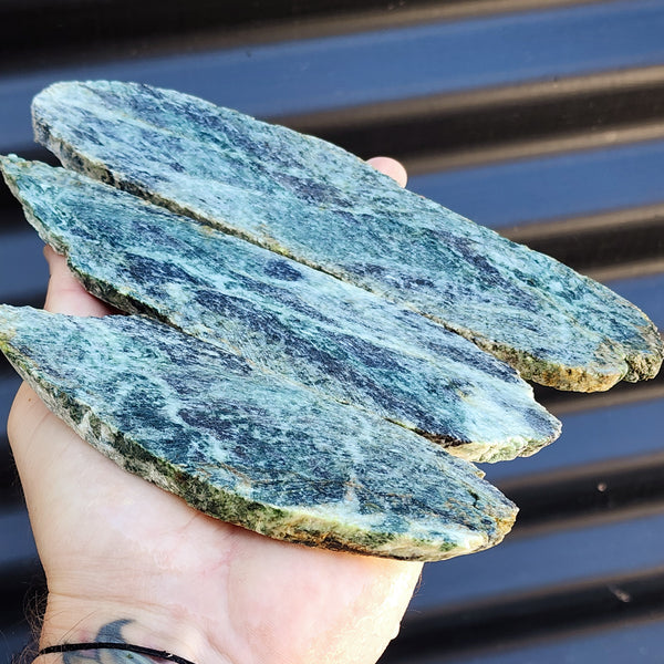 500g Raw New Zealand Greenstone / Pounamu Carving Slices (R14B38)