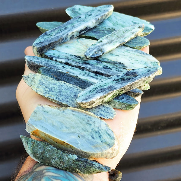 500g Raw New Zealand Greenstone / Pounamu Carving Slices (R14B37)