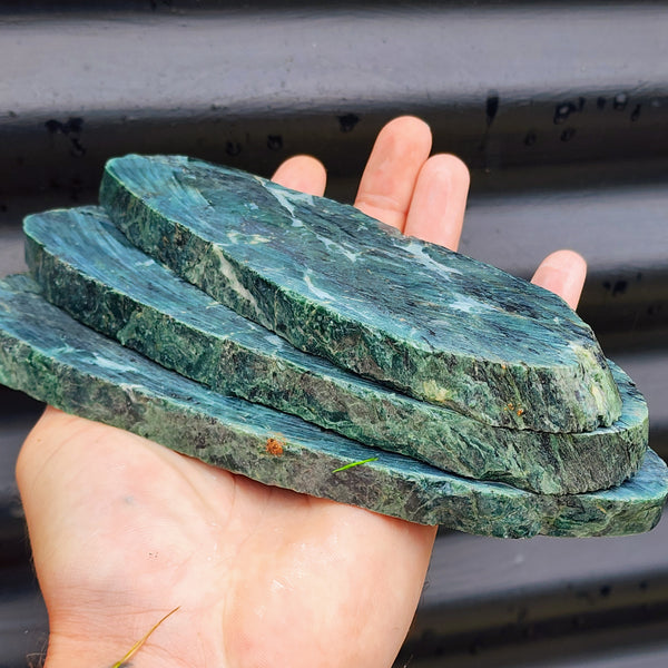 1kg Raw New Zealand Greenstone / Pounamu Carving Slices (R14B89)