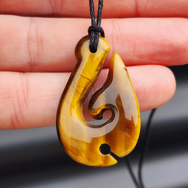 Natural Tiger Eye Traditional NZ Maori Hook Carving Pendant Necklace