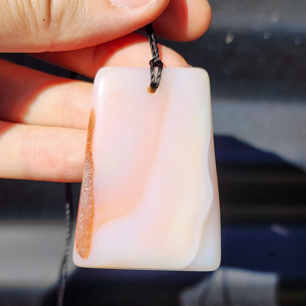 Peach Agate Carved Pendant Necklace (1BBB112)