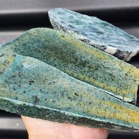 1kg Raw New Zealand Greenstone / Pounamu Carving Slices (R14B189)