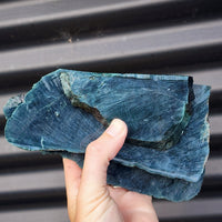 1kg Raw New Zealand Greenstone / Pounamu Carving Slices (R14B186)